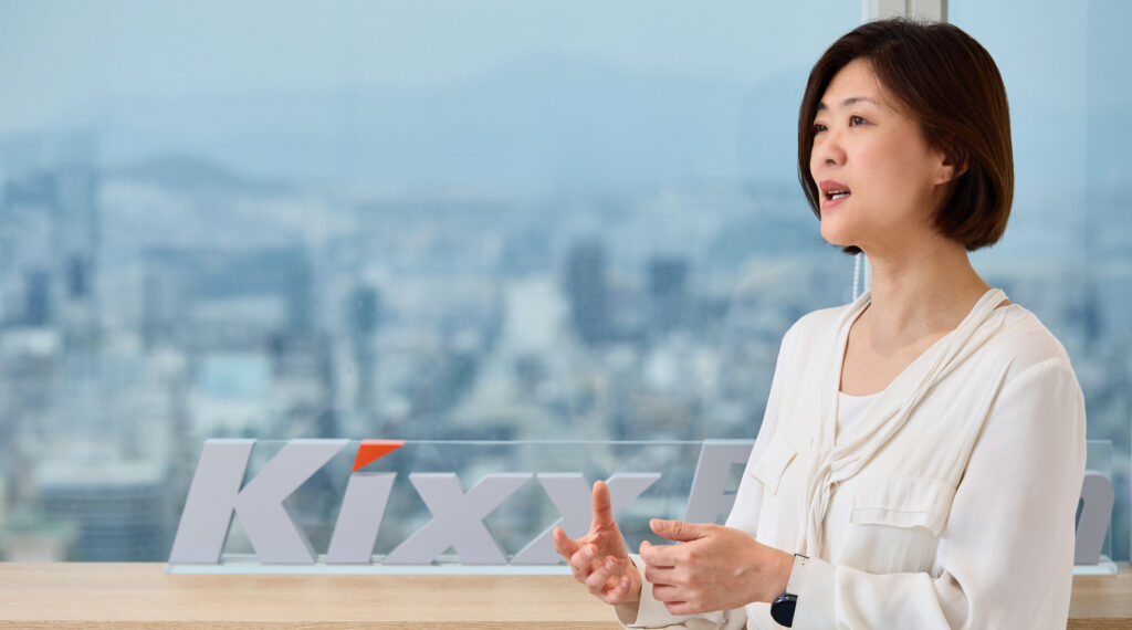 서울 전경이 내려다보이는 오피스를 배경으로 브랜드에 대해 설명하는 박지선 팀장